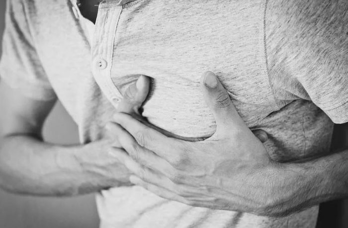 Heart Disease Symptoms: जानिए हृदय रोग के कारण, लक्षण और उपचार