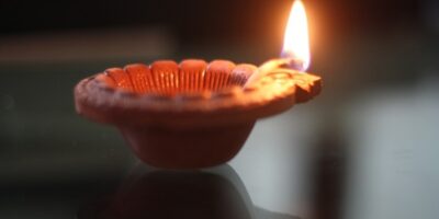 Diwali 2021 Wishes in Hindi: दिवाली पर अपने दोस्तों और रिश्तेदारों को दें शुभकामनाएं