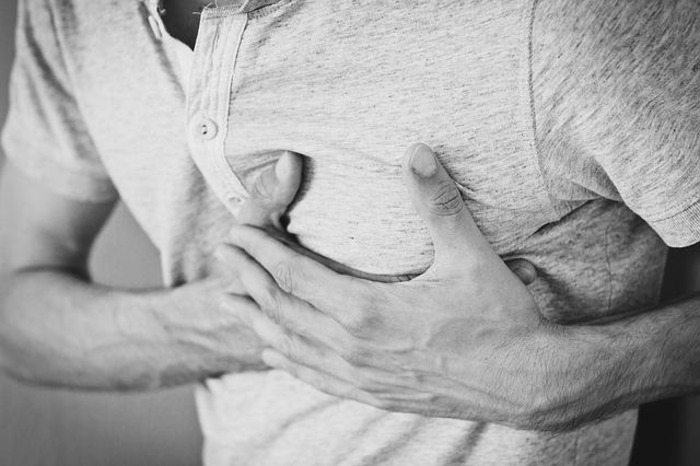 Heart Attack Causes in Hindi - जानिए दिल का दौरा पड़ने के कारण, लक्षण, और उपचार