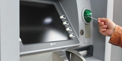 ATM Tips: जब ATM मशीन में रुपए अटक जाए तो क्या करें? यहां जानिए