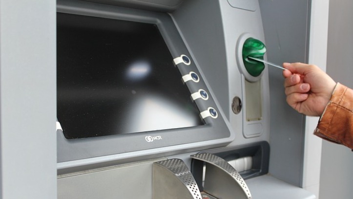 ATM Tips: जब ATM मशीन में रुपए अटक जाए तो क्या करें? यहां जानिए