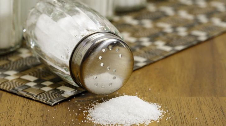 Side effects of Salt: अगर आप भी नमक का ज्यादा सेवन करते है तो हो जाए सावधान