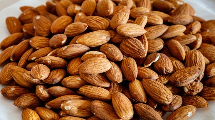 Benefits of Soaked Almonds: रोजाना भीगे हुए बादाम खाना आपके लिए है बहुत फायदेमंद