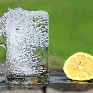 Lemon water benefits: रोजाना खाली पेट नींबू पानी पीने से आप इन बीमारियां रहेंगे कोसों दूर, जानिए कैसे (Image Source: Pixabay)