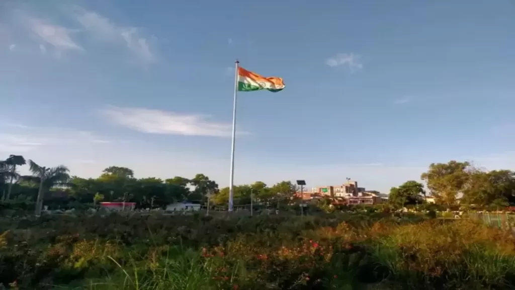 Independence Day 2023 स्वतंत्रता दिवस पर अपने रिश्तेदारों को भेजें ये खास देशभक्ति शायरी